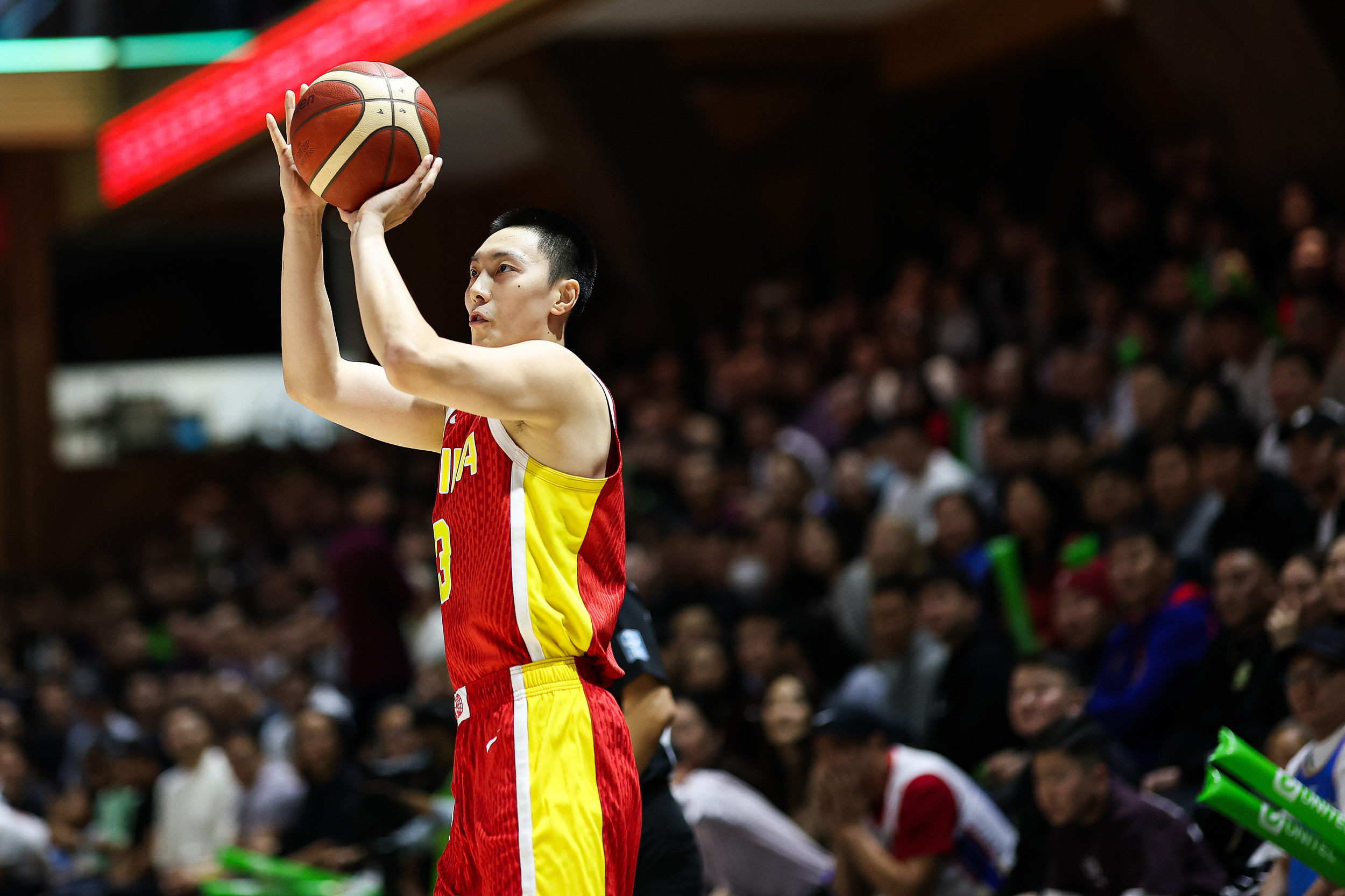 状态火热!胡明轩半场5中4&3分2中2得到10分