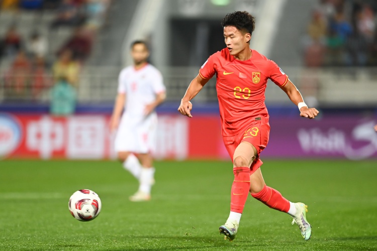 凯时KB88-国足2-2乌兹别克斯坦：林良铭造点+命中，塞鸟首发魏震两黄染红