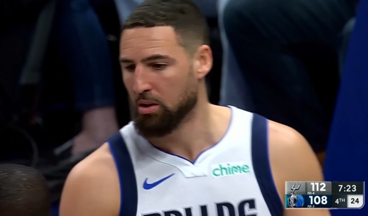 凯时KB88-下去冷静下吧！克莱连续空位打铁&amp;三分5中0  还送尚帕尼三分犯规